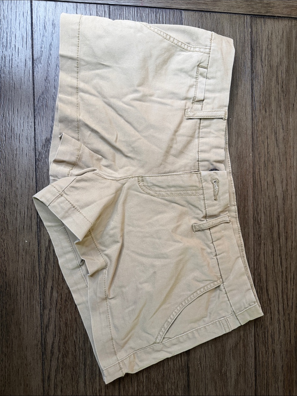 Women’s low rise Casual Stretch Chino Short Shorts in Light Beige size 9